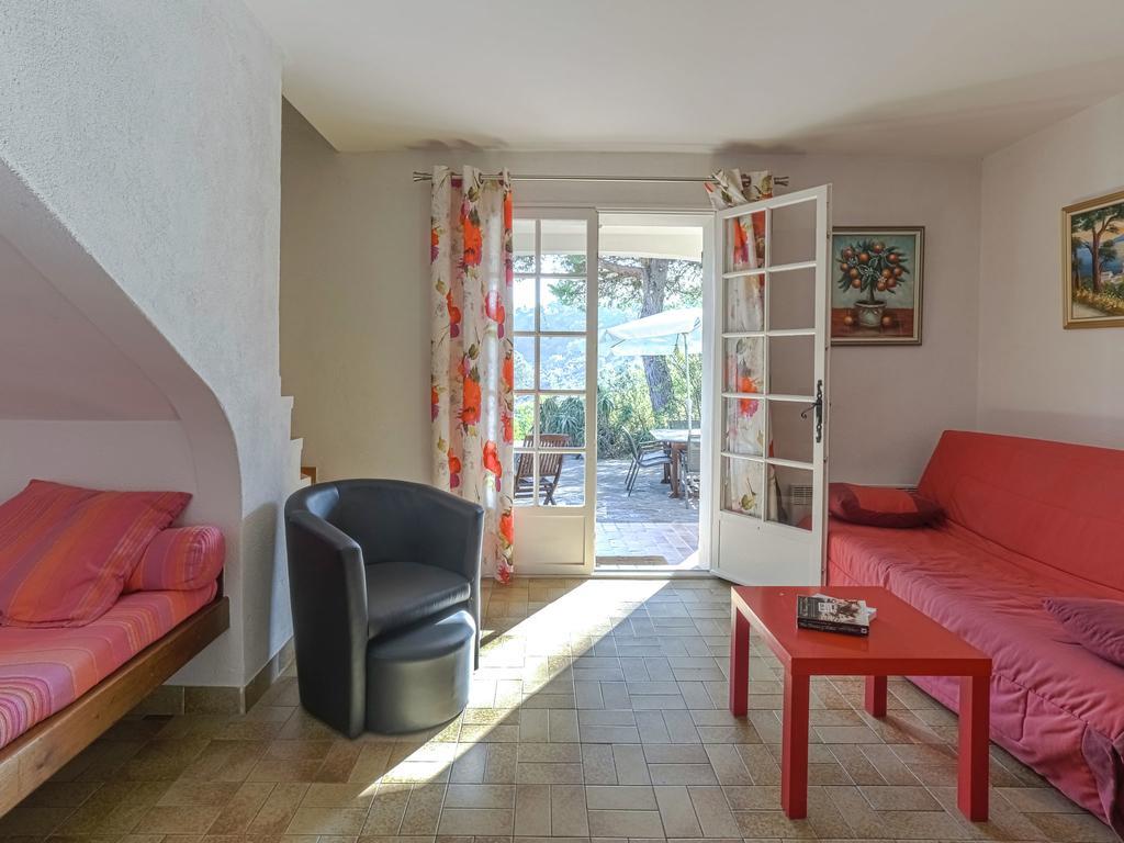 Snug Holiday Home In Bormes Les Mimosas With Pool Esterno foto